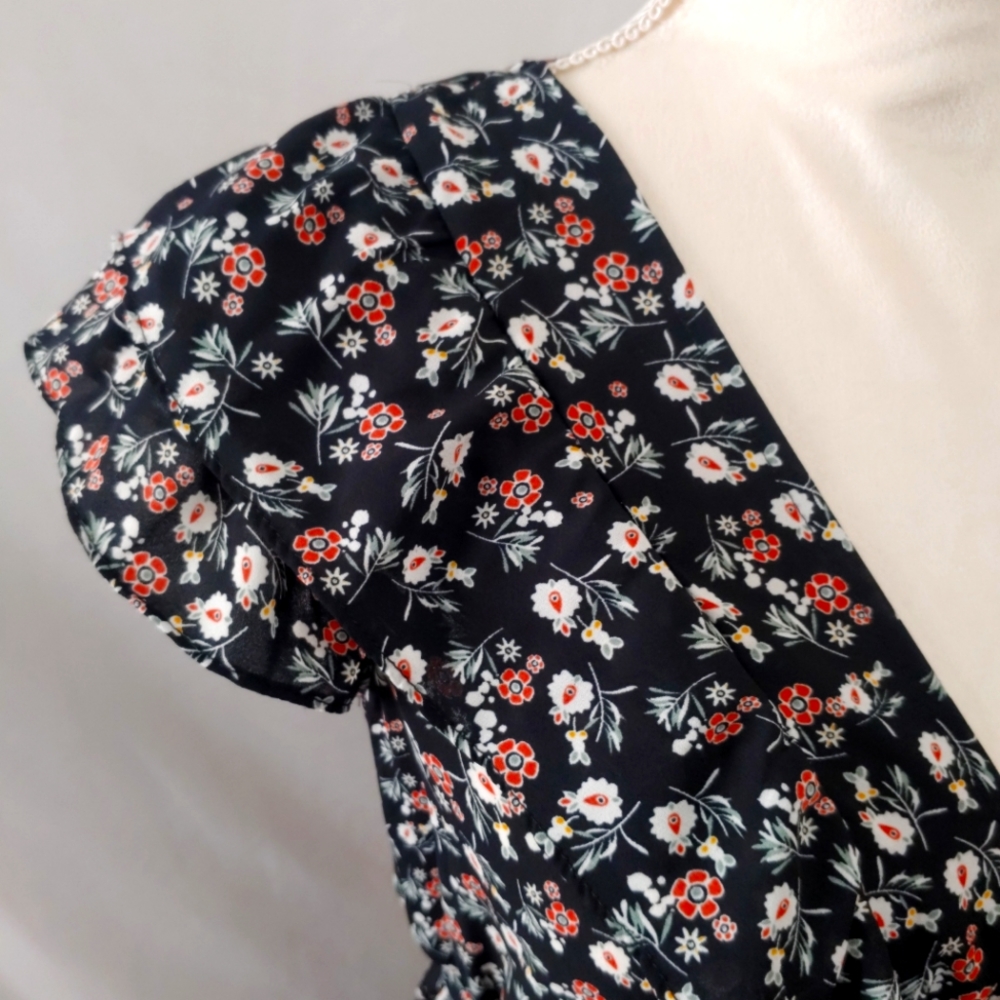 MaxStudio Flutter Sleeve Black Floral Print Top Blouse Size Small - Picture 2 of 7